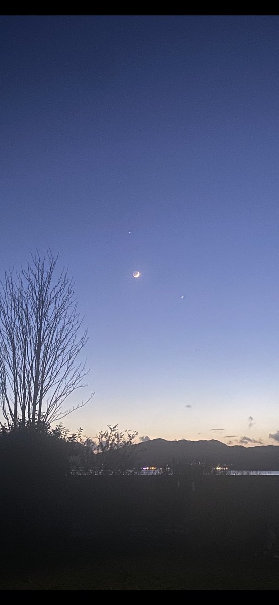 lolly9974's tweet photo. Venus, Jupiter and the moon over Loch Carron tonight #planets #moon #beautifulviews https://t.co/NBGY8QbXYc
