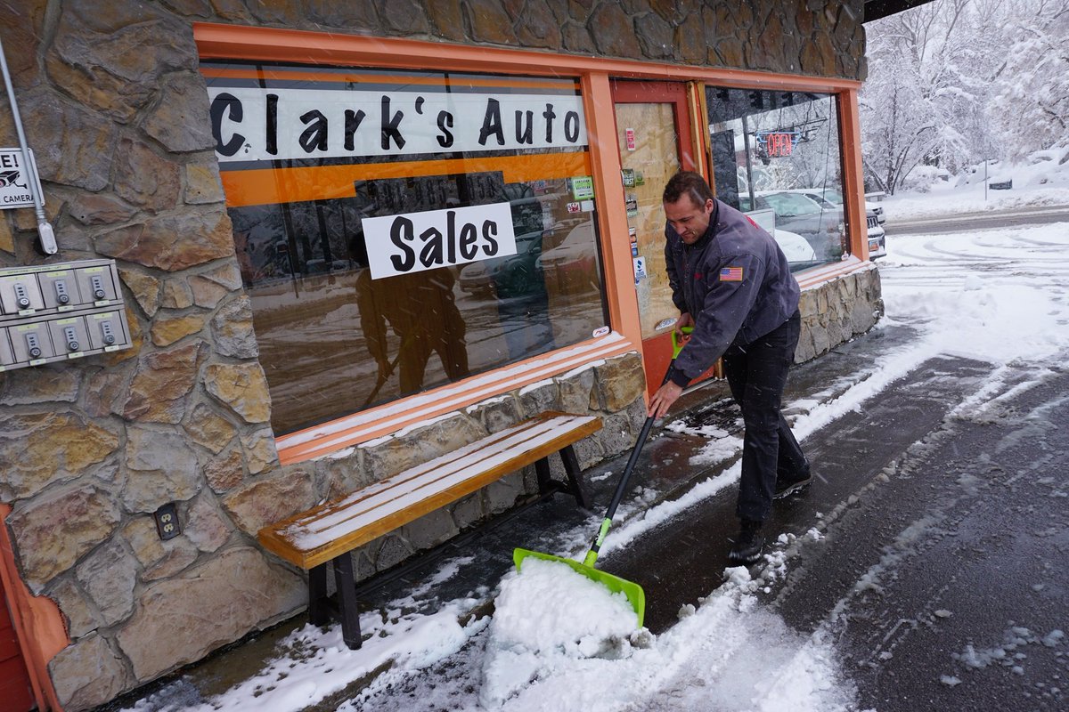 We are open! Our factory certified #ClarksAuto tech Richie is helping around with chores. How's your Subaru been handling this record setting snow today? Send us a picture of your Subaru in the #UtahSnow.
-
#MegaSubieShop #ClarksAutoFix #ClarksSubaruFix #Subaru