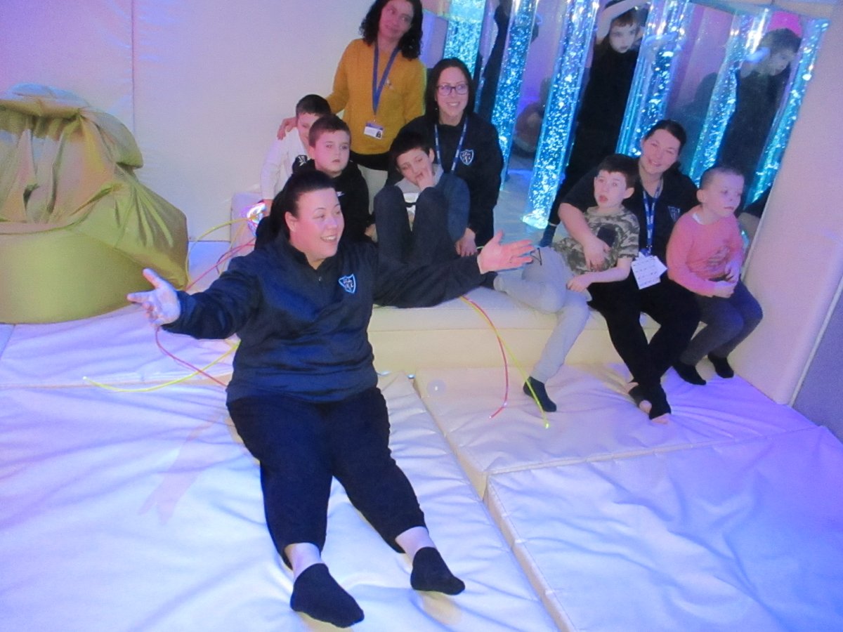 2W_MrsWalsh's tweet photo. When the silly teacher decides to try and get a class photgraph in the most exciting place! 😉😜📸 12 attempts later! Lots of laughing, chasing, rolling,tickling and quick poses!  #makeadifference https://t.co/mOFSVBMi8i