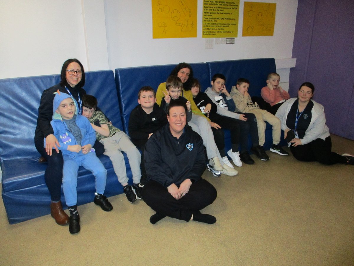 2W_MrsWalsh's tweet photo. When the silly teacher decides to try and get a class photgraph in the most exciting place! 😉😜📸 12 attempts later! Lots of laughing, chasing, rolling,tickling and quick poses!  #makeadifference https://t.co/mOFSVBMi8i