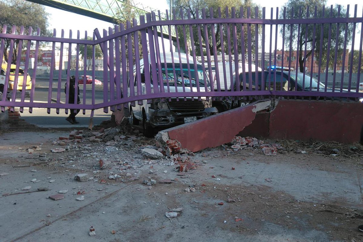 Bere_BJuarez's tweet photo. @ClaraBrugadaM @Claudiashein por favor pedimos de su asistencia a la colonia “EJÉRCITO DE ORIENTE ZONA ISSSTE ” ya que se nos está cayendo a pedazos y a los servidores del pueblo ya me los insultan. Nos falta alumbrado, repavimentación y rehabilitación del parque! AYUDA!! https://t.co/LlYNPBpW9D