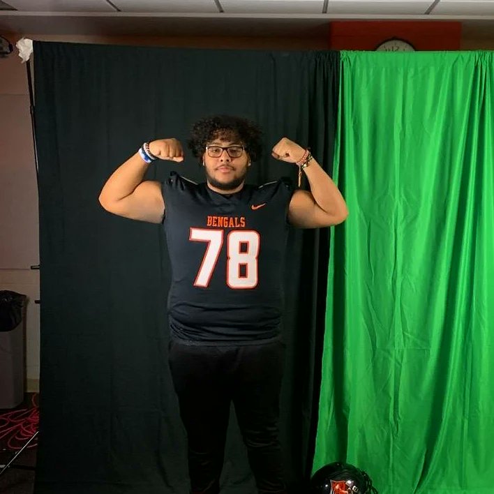 james78weaver's tweet photo. very honored and blessed to recieve my 3rd official offer from Buffalo State! thank you to @CoachKopasz for the visit. GO BENGALS🖤🧡 https://t.co/hqTSAEk4ST