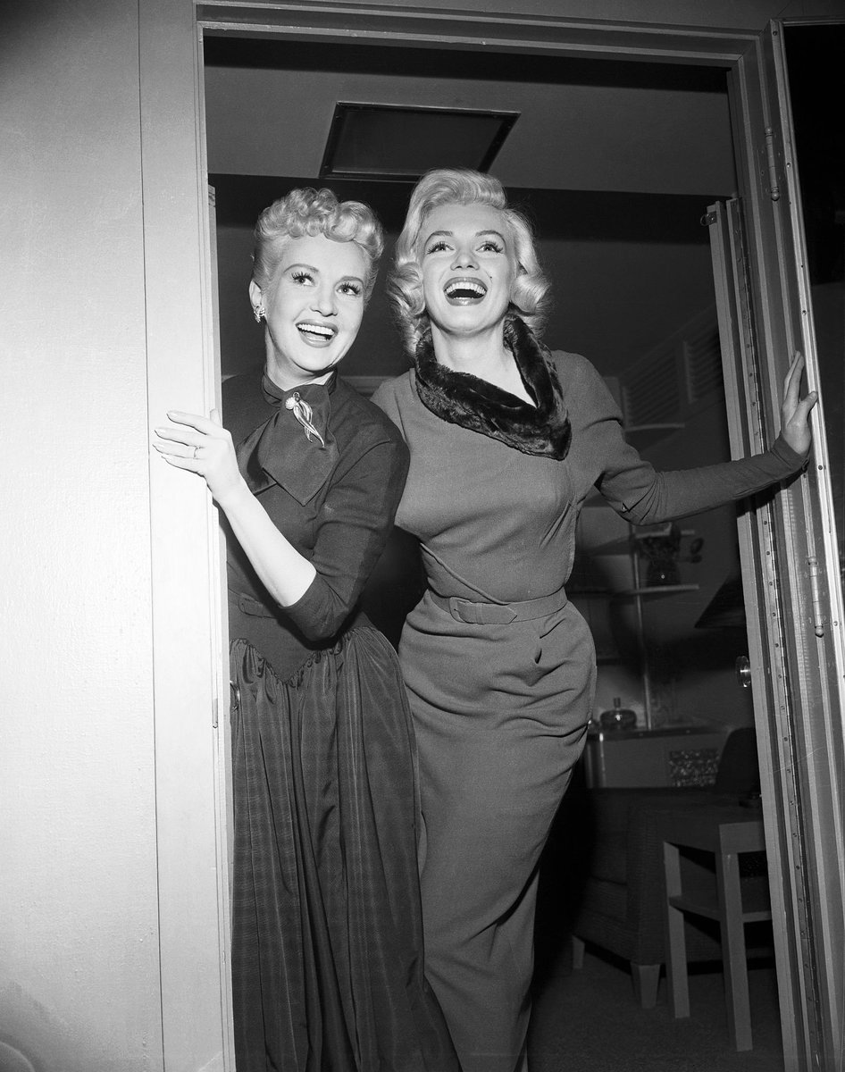 On the set of How to Marry a Millionaire. 1953.
#BettyGrable #MarilynMonroe