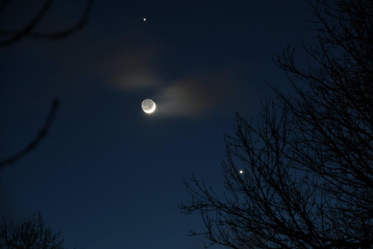 Nice clear evening sky... From top left to bottom right: Jupiter, Crescent  Moon, and Venus, image size:1200x800