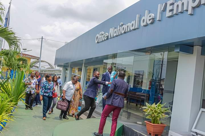 Facilitation d'accès à l'#emploi : rencontre entre le Mouvement des diplômés universitaires au chômage du #Gabon et <a href="/ONEgabon1/">ONE-Gabon</a> pour présenter les programmes d'accompagnement à l'emploi.<a href="/gabon1ere/">Gabon Premiere</a> @PAT_Gabon <a href="/tvgabon24/">Gabon24</a> <a href="/BerreMadeleine/">Madeleine E. Berre</a> <a href="/PresidentABO/">Ali Bongo Ondimba</a> <a href="/LaRepublique_ga/">La République</a>
