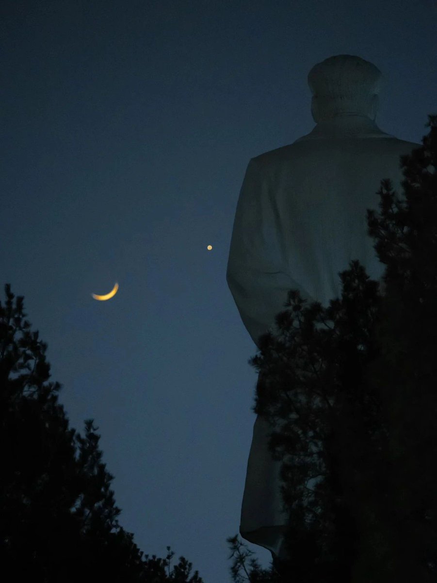 University of Science and Technology Beijing (@ustb1952) on Twitter photo Look at the stars
Look how they shine for you🌃
Jupiter, Venus and the crescent Moon photographed at #USTB
Photo: 北京科技大学官微
#USTB #USTBcampus #IloveUSTB #StudyinChina #金星伴月 Look at the stars
Look how they shine for you🌃
Jupiter, Venus and the crescent Moon photographed at #USTB
Photo: 北京科技大学官微
#USTB #USTBcampus #IloveUSTB #StudyinChina #金星伴月