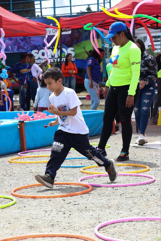 ViceVenezuela's tweet photo. #EnDetalles || La Vicepdta. Ejecutiva, @delcyrodriguezv detalló que más de 3 millones de niños, niñas y adolescentes fueron atendidos con los planes de recreación en los diferentes espacios. 

#22Feb 
#RetornoFeliz https://t.co/OehZjTWJxz