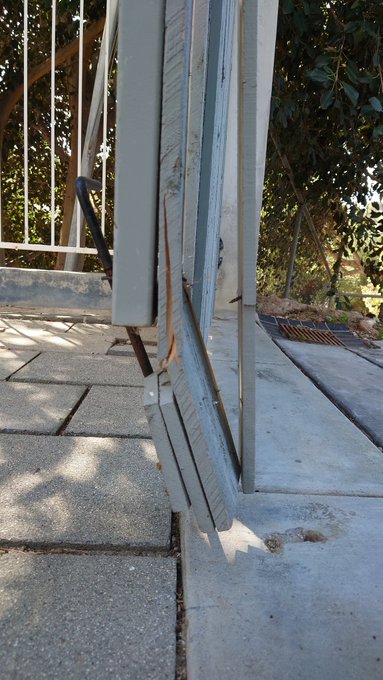 Here's what the wind did to my gate fml https://t.co/k8Lqca8u4O<a href="/tag/ax2022"class="tags"><span>#ax2022</span></a>