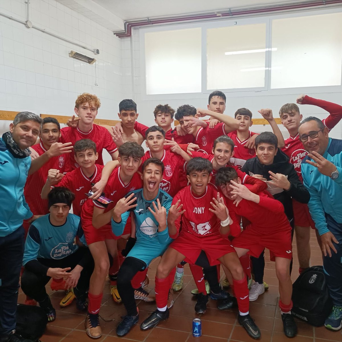 CADETE AUTONÓMICA ⚽️|

Los chicos dirigidos por Andrés González y Paco Zapata suman la primera victoria de la temporada, tras vencer a un rival directo.

Cabezo de Torres 3-1 <a href="/CeheginDptvo/">Club Cehegín Deportivo</a>

⚽️ Pedro x2 y Jonathan.

¡GRAN TRABAJO!💪🏻

#VamosCabezo
#SentimientoPimentonero🔴⚪
