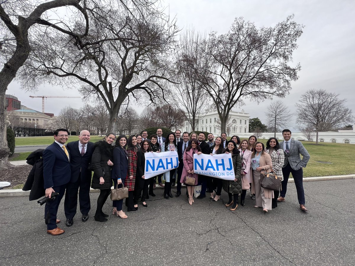 Bienvenidos a la Casa Blanca! 

Today’s a big day for <a href="/NAHJ/">NAHJ</a> 

We’re meeting with top Latino <a href="/WhiteHouse/">The White House</a> officials for a special briefing. 

Somos periodistas hispanas de toda la nación, representando nuestra comunidad en la casa MÁS importante del país!