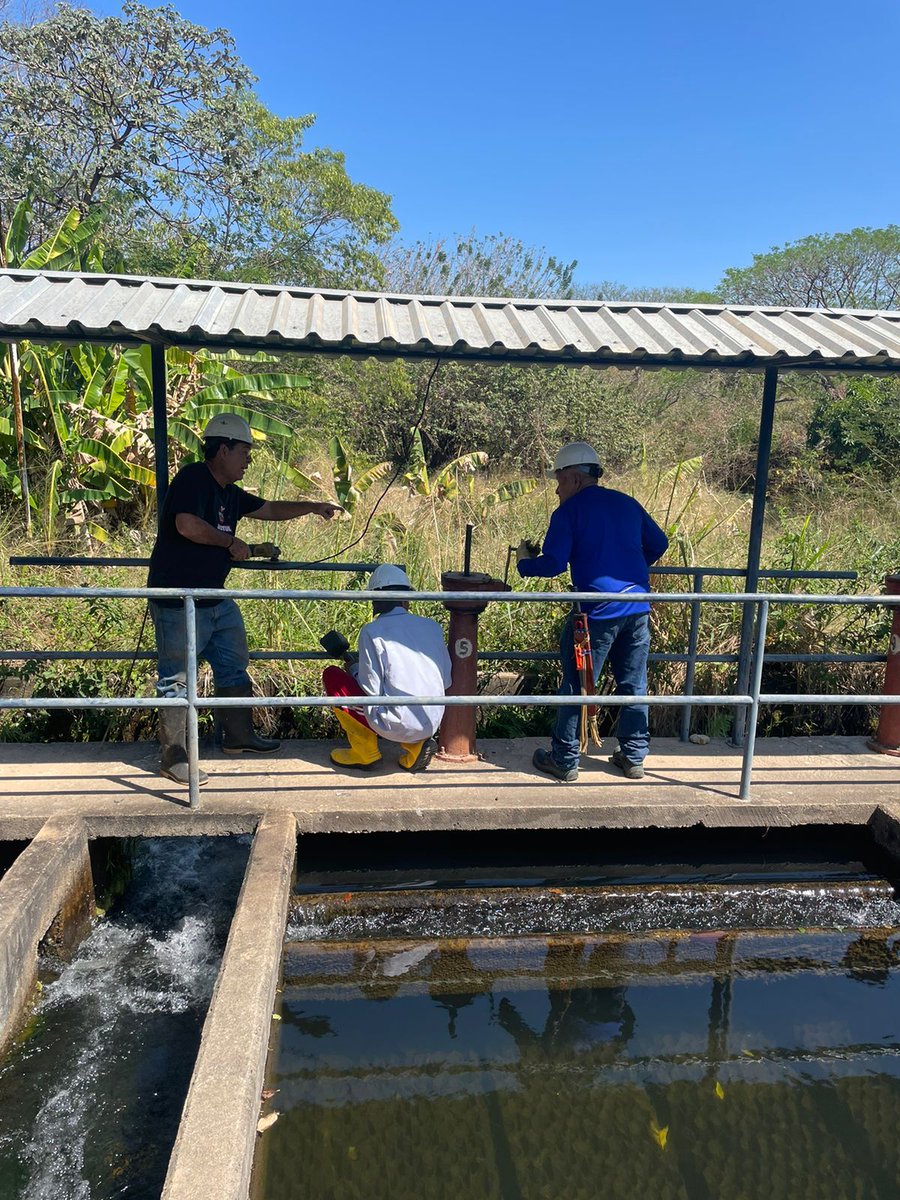 EmduparESP's tweet photo. A esta hora siguen trabajando los tecnicos en el arreglo de las válvulas en la Planta de Tratamiento de Valledupar para normalizar el servicio en algunos barrios en los que se ha evidenciado baja presión.
@MelloCastroG 
@EDDIEG02 https://t.co/N8MbiZIzhq