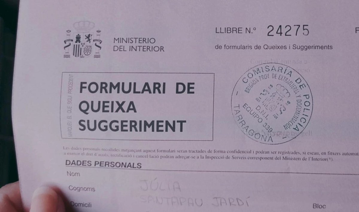 jsantapau13's tweet photo. Ahir no me volien renovar lo DNI a Tarragona perquè parlava català (sorpresa): "pues vuelve pa' fuera y vuelve a hacer cola hasta que alguien que entienda catalán quiera atenderte". I l'altre: "per respecte podries haver parlat castellà".
Entre policies i espanyolots... https://t.co/pJ0tpe3QJQ