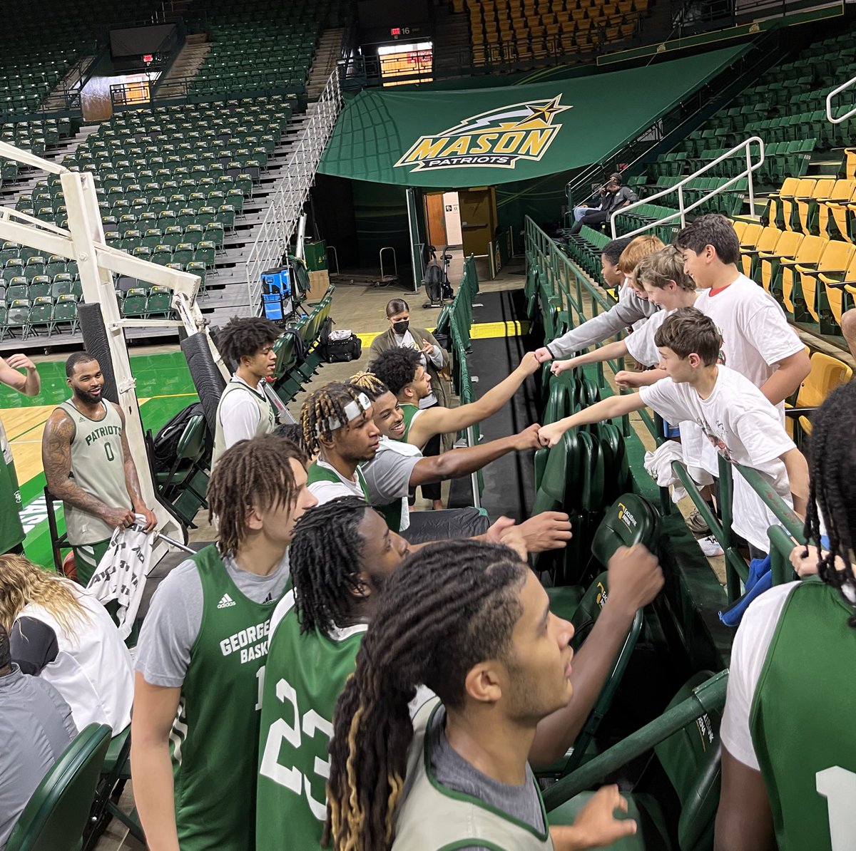 MNTNMVR_777's tweet image. 🏀 The ultimate @MasonMBB experience! The #LittleLegendsWarriors players were then visited by the team before @PeterOd24484265, @Devin2__ and @ronnypolite spent time with them, did Q&amp;amp;A, and shared their experiences. (4/8)

#FeelTheMasonMBBLove
#RockWithUs