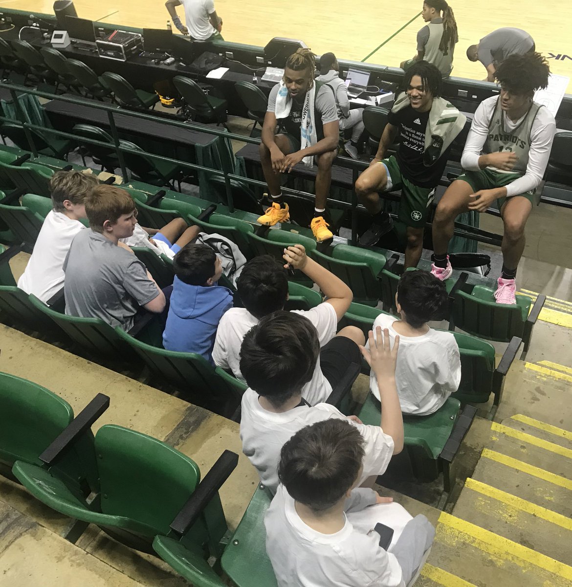 MNTNMVR_777's tweet image. 🏀 The ultimate @MasonMBB experience! The #LittleLegendsWarriors players were then visited by the team before @PeterOd24484265, @Devin2__ and @ronnypolite spent time with them, did Q&amp;amp;A, and shared their experiences. (4/8)

#FeelTheMasonMBBLove
#RockWithUs
