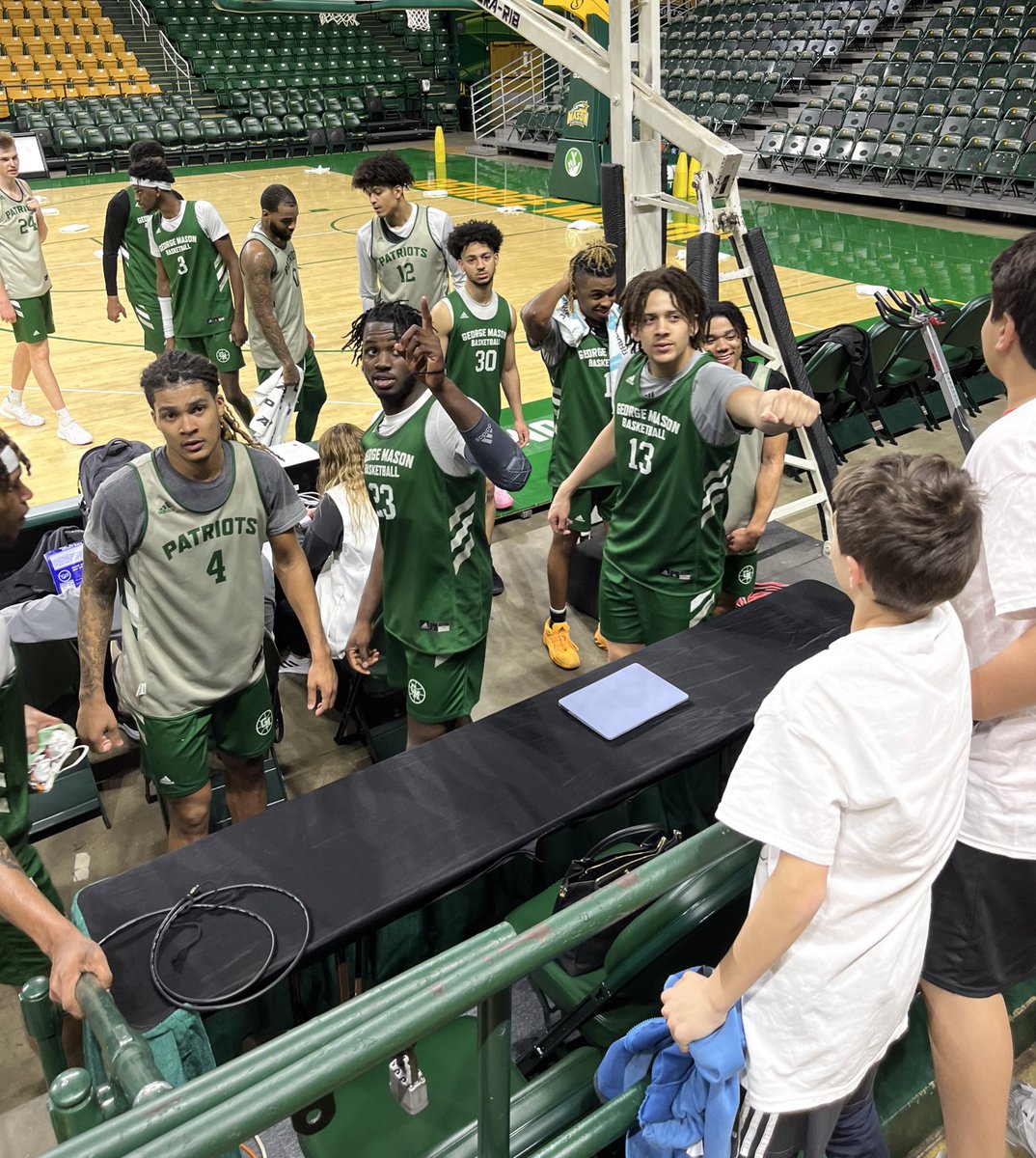 MNTNMVR_777's tweet image. 🏀 The ultimate @MasonMBB experience! The #LittleLegendsWarriors players were then visited by the team before @PeterOd24484265, @Devin2__ and @ronnypolite spent time with them, did Q&amp;amp;A, and shared their experiences. (4/8)

#FeelTheMasonMBBLove
#RockWithUs