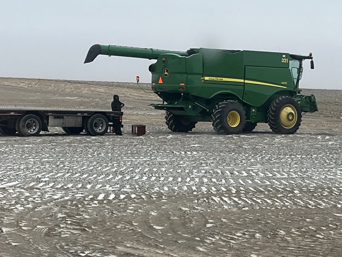 TRReapers's tweet photo. I’ve never seen anyone load a S670 on a stepdeck like this before but we made it happen this morning, like 5 degrees with the windchill it was amazing… https://t.co/tV03fi89xW
