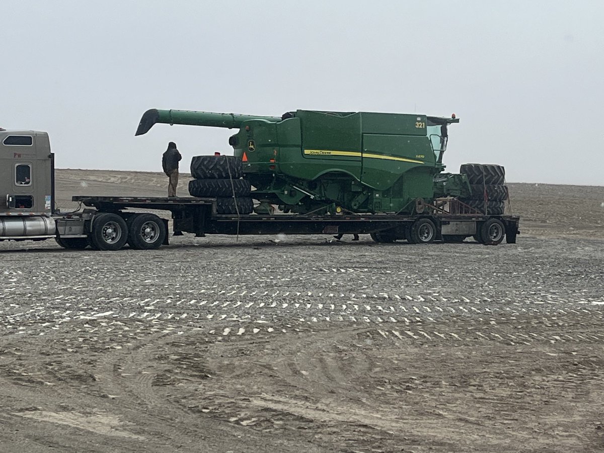 TRReapers's tweet photo. I’ve never seen anyone load a S670 on a stepdeck like this before but we made it happen this morning, like 5 degrees with the windchill it was amazing… https://t.co/tV03fi89xW