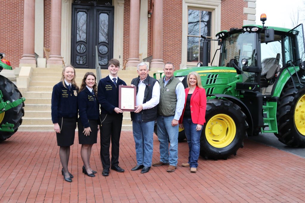 MoAgriculture's tweet image. Today, @GovParsonMO and @LtGovMikeKehoe drove tractors to work in honor of National #FFAWeek.

@MissouriFFA members from across the state greeted them at the Capitol to celebrate FFA Week in Missouri.

What a great way to showcase #MoAg!

#empowerMore