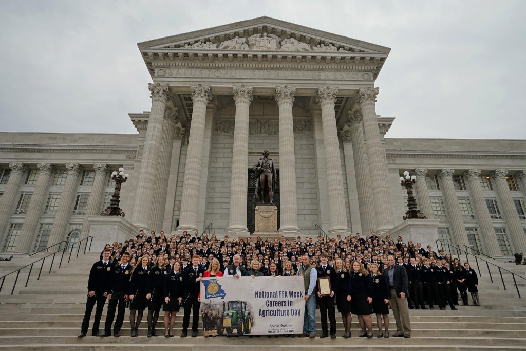 MoAgriculture's tweet image. Today, @GovParsonMO and @LtGovMikeKehoe drove tractors to work in honor of National #FFAWeek.

@MissouriFFA members from across the state greeted them at the Capitol to celebrate FFA Week in Missouri.

What a great way to showcase #MoAg!

#empowerMore