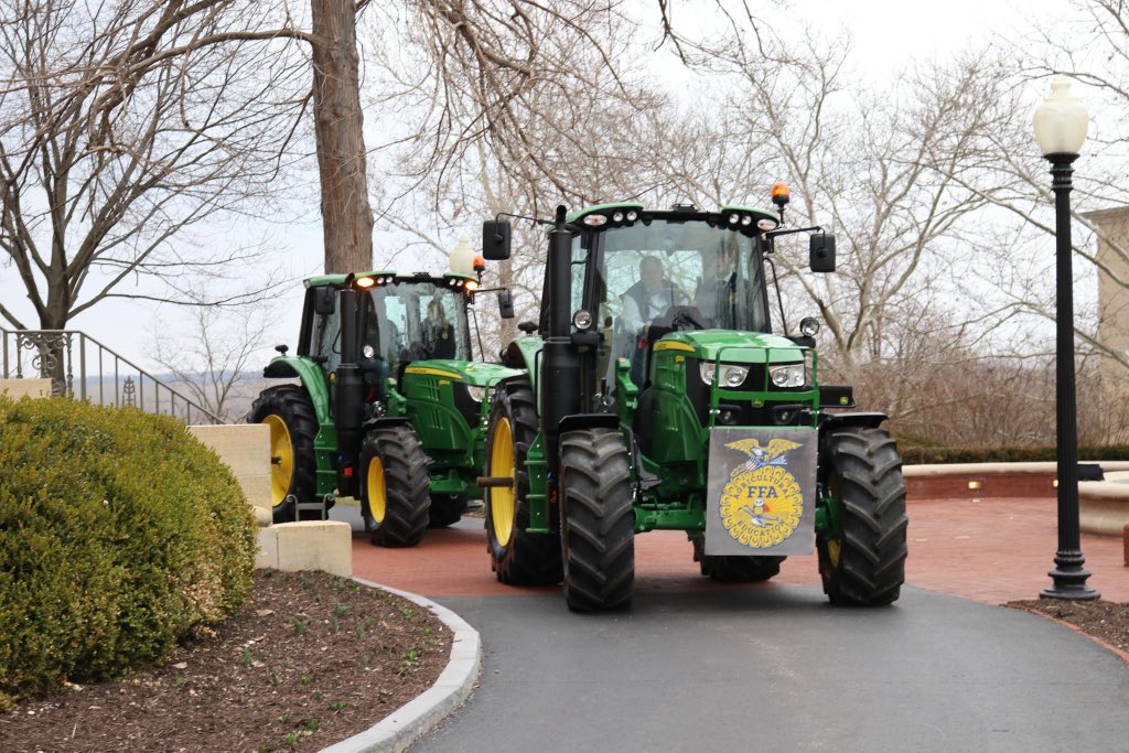 MoAgriculture's tweet image. Today, @GovParsonMO and @LtGovMikeKehoe drove tractors to work in honor of National #FFAWeek.

@MissouriFFA members from across the state greeted them at the Capitol to celebrate FFA Week in Missouri.

What a great way to showcase #MoAg!

#empowerMore