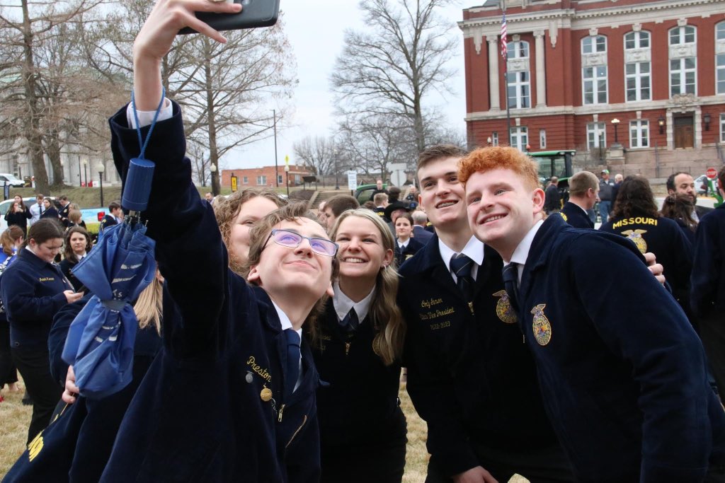 MoAgriculture's tweet image. Today, @GovParsonMO and @LtGovMikeKehoe drove tractors to work in honor of National #FFAWeek.

@MissouriFFA members from across the state greeted them at the Capitol to celebrate FFA Week in Missouri.

What a great way to showcase #MoAg!

#empowerMore
