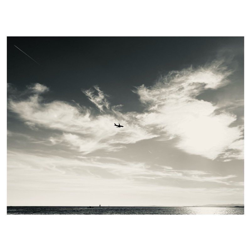 Baie des Anges 
11.2.23

#nissalabella #nissabella #nicecotedazur #departement06 #villedenice #nicemaville #bnw #bnwphotography #bnwofinstagram #airplane #baiedesanges #provencealpescotedazur #wipplay #grainedephotographe #legoutdesfollowers #woofermagazine #fisheyelemag