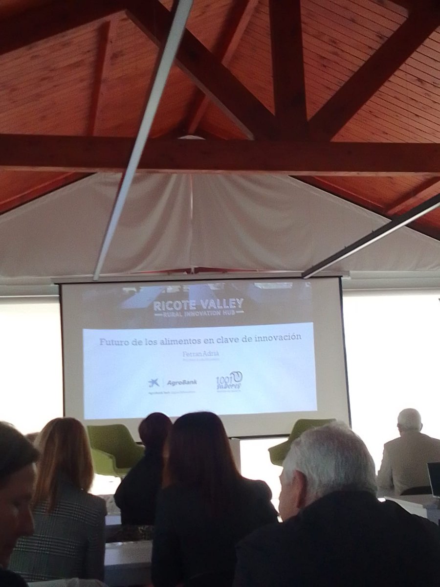 Hoy hemos asistido a la interesante charla de Ferran Adrià sobre el futuro de los alimentos en clave de innovación, patrocinada por CaixaBank y organizada por el nuevo centro innovador para el desarrollo sostenible del sector agroalimentario y biotecnológico Ricote Valley HUB.