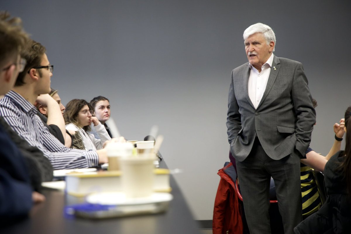 JournalismCU's tweet photo. The department hosted a special lecture today with General Roméo Dallaire. @romeodallaire spoke to our journalism students about the role of journalism in complex conflicts and peace processes. Our students had great questions! @MIGSinstitute @Concordia @FASConcordia @ASalasCJ https://t.co/oqhSuaI6TU