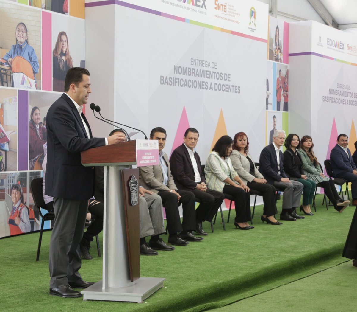 geramonro05's tweet photo. Con la entrega simultánea de más de 10 mil 800 nombramientos definitivos, el Gobernador @alfredodelmazo da certeza laboral a docentes del #Edoméx y reconoce su compromiso con la enseñanza. Agradezco a los Secretarios, Subsecretarios y Directores que participaron en esta entrega. https://t.co/xoLFJy4kIA