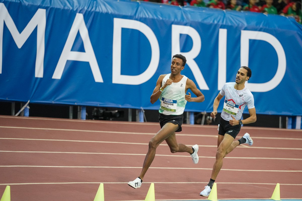 WorldAthletics's tweet photo. The goose is loose 😎

Yared Nuguse 🇺🇸 beats home favourite Mohamed Katir 🇪🇸to win the men's 1500m in a strong meeting record of 3:33.69 💪

#WorldIndoorTour https://t.co/VyYk7GptKM