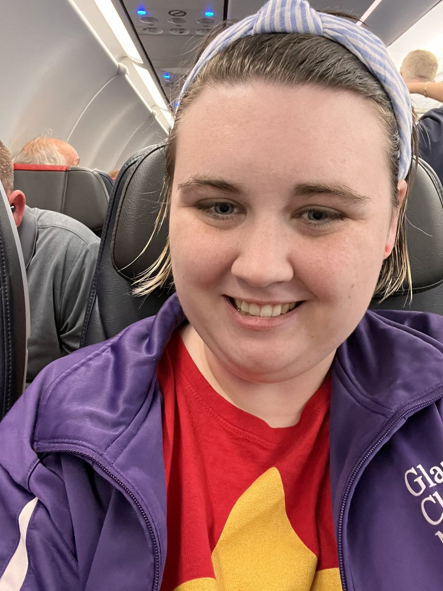 RomeIsNotInDC's tweet photo. This is my fat self in the seat, no extender both arms down, not spilling into the seats on either side. The tray table even goes all the way down! Can you see how happy I am? https://t.co/6qbFKTYAXo