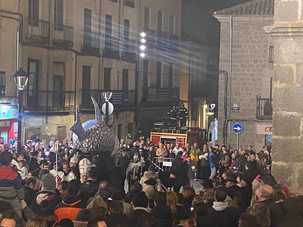 bomberosdeavila's tweet image. 21:00 Estamos en Preventivo con @ProteCivilAvila y #PoliciaLocalAv en el entierro de la sardina que pone fin a los carnavales.