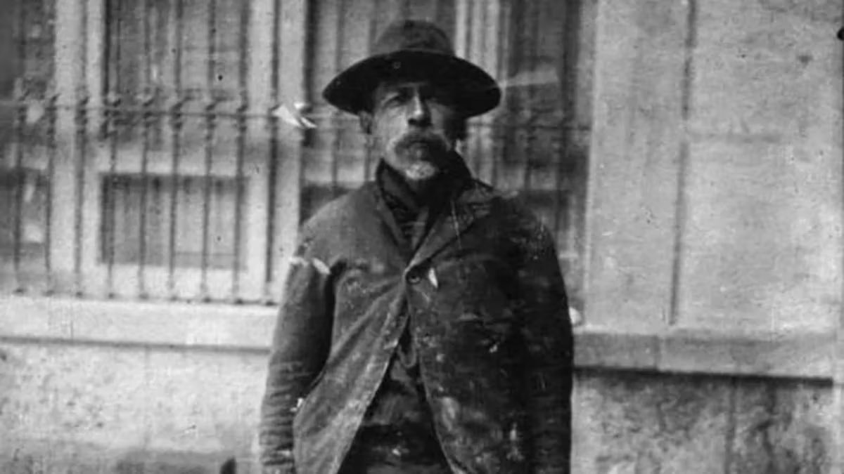 CHICOMONIO's tweet photo. El mote de #ElChalequero provino de su estilo de vestir, pues dicen que solía llevar pantalones entallados, fajas y un chaleco. La policía lo detuvo el 13 de febrero de 1888, tras ser denunciado por los vecinos de una de sus víctimas. #Piso33 @nofm_radio https://t.co/hQnaviWljY