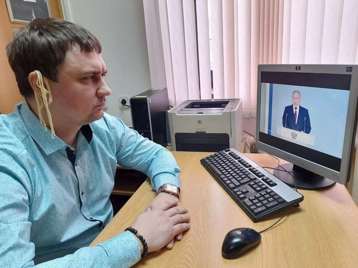 KorsasErik's tweet photo. The #Russian deputy Mikhail #Abdalkin, deputy of the #Samara #Gubernia #Duma from the #CommunistParty of the #RussianFederation, listened to #Putin's message to the #FederalAssembly with noodles on his ears - he himself published a #video about this on his #YouTube channel. https://t.co/DMlEUzIfZv