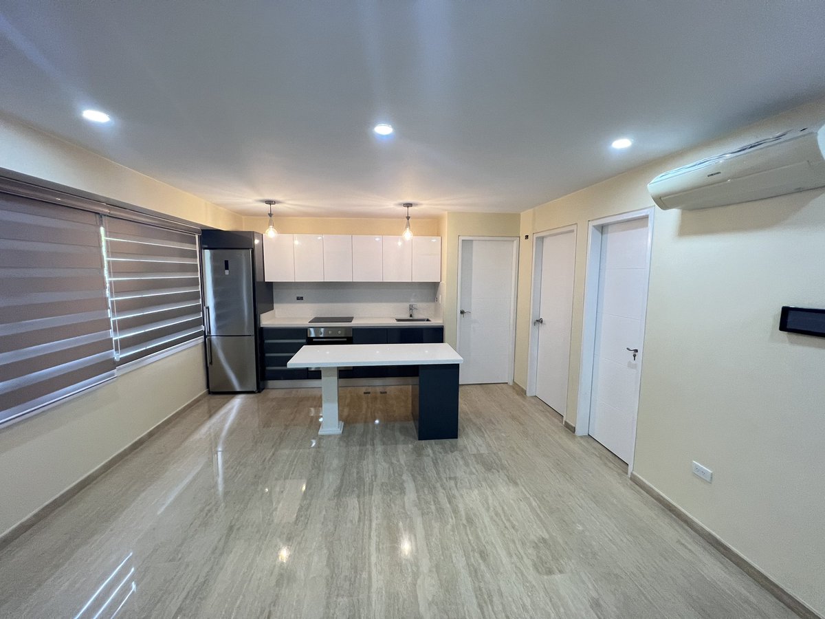 elisresidence's tweet photo. EN VENTA

Apartamento a estrenar
📍El Rosal
1 habitación 
2 baños
2 puestos de estacionamiento 
Edificio con pozo de agua

📲0414 3244767 https://t.co/JwKk3vpoCZ