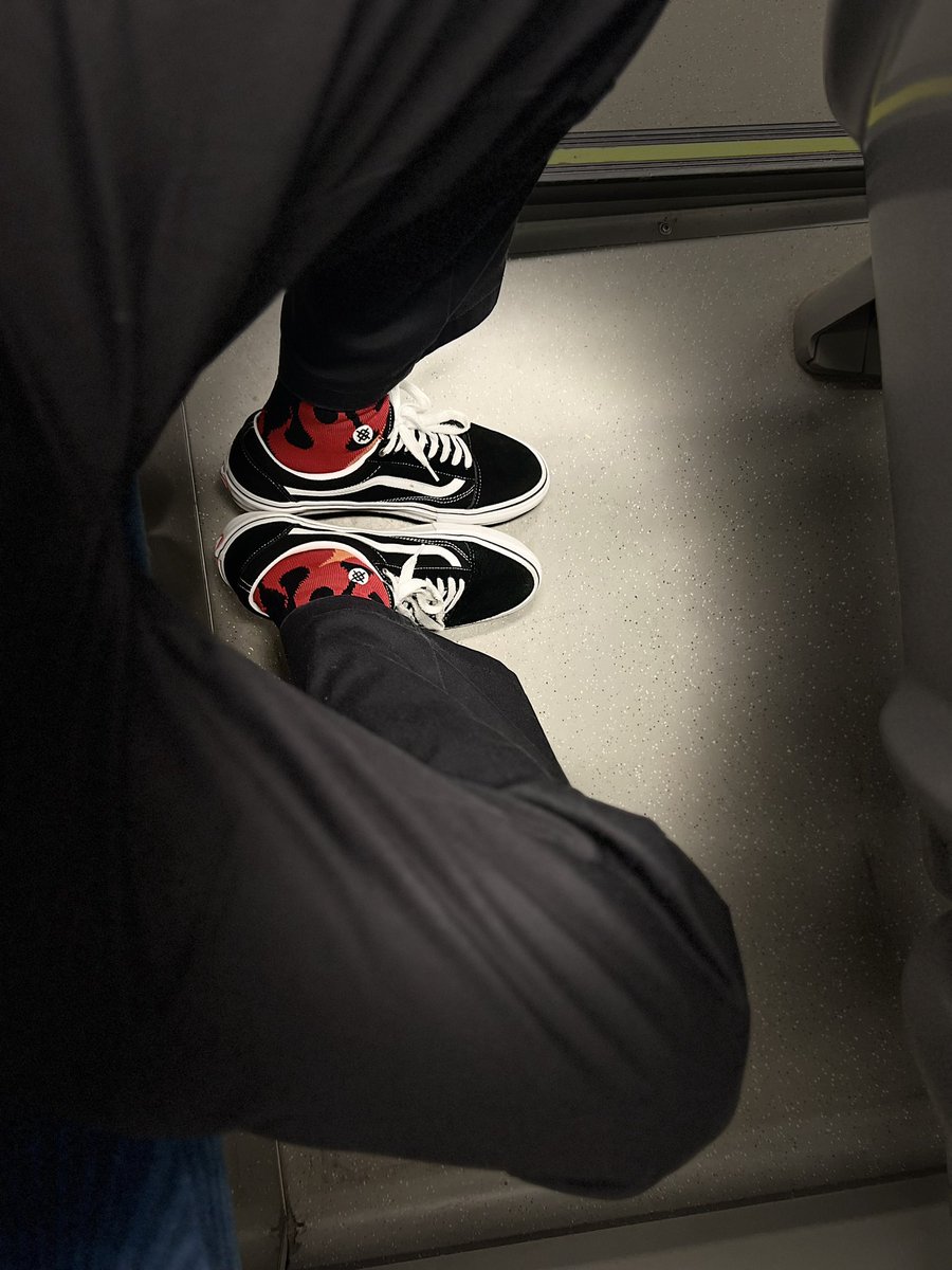 3asyG33's tweet photo. Étude #vanslife #stance #874 #manspreading #seuldansleregiolis https://t.co/yYGU4QZuan