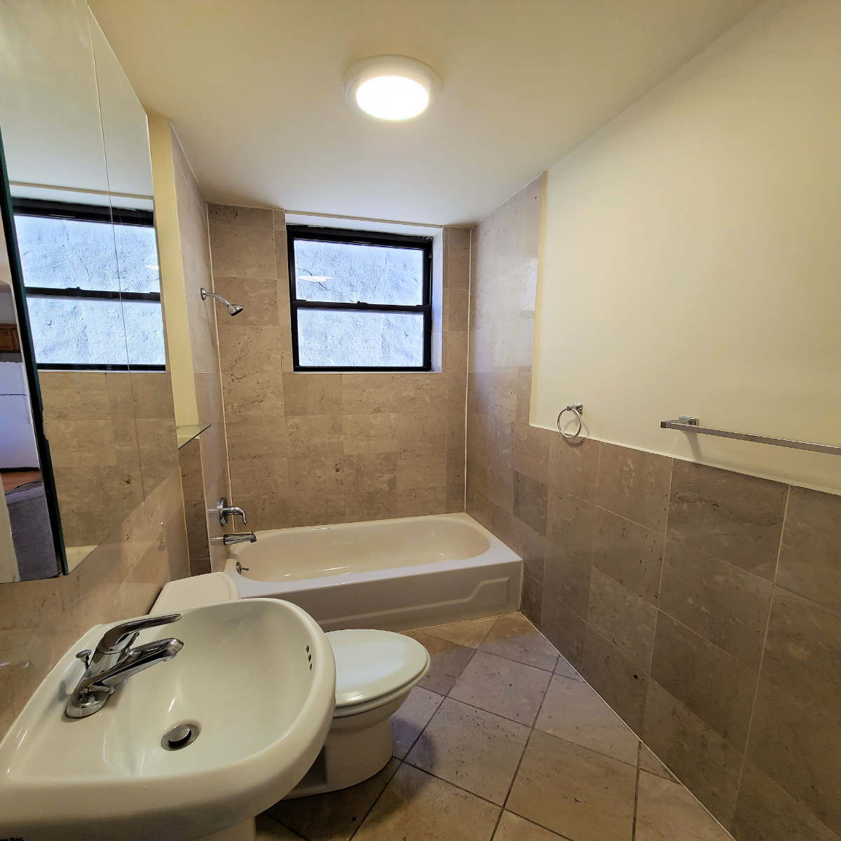 padspinapp's tweet photo. No Fee New York Apartment! LRG 4 BDR $3,100
@padspinapp. Click link to view listing &amp; to book a viewing: https://t.co/UvflkOJRX5

#PhiladelphiaApartments
#PhillyApartments
#ApartmentsInPhilly
#PhillyHousing
#PhillyRealEstate
#PhillyLiving
#PhillyRentals
#CenterCityApartments https://t.co/fc9rdlVH7a