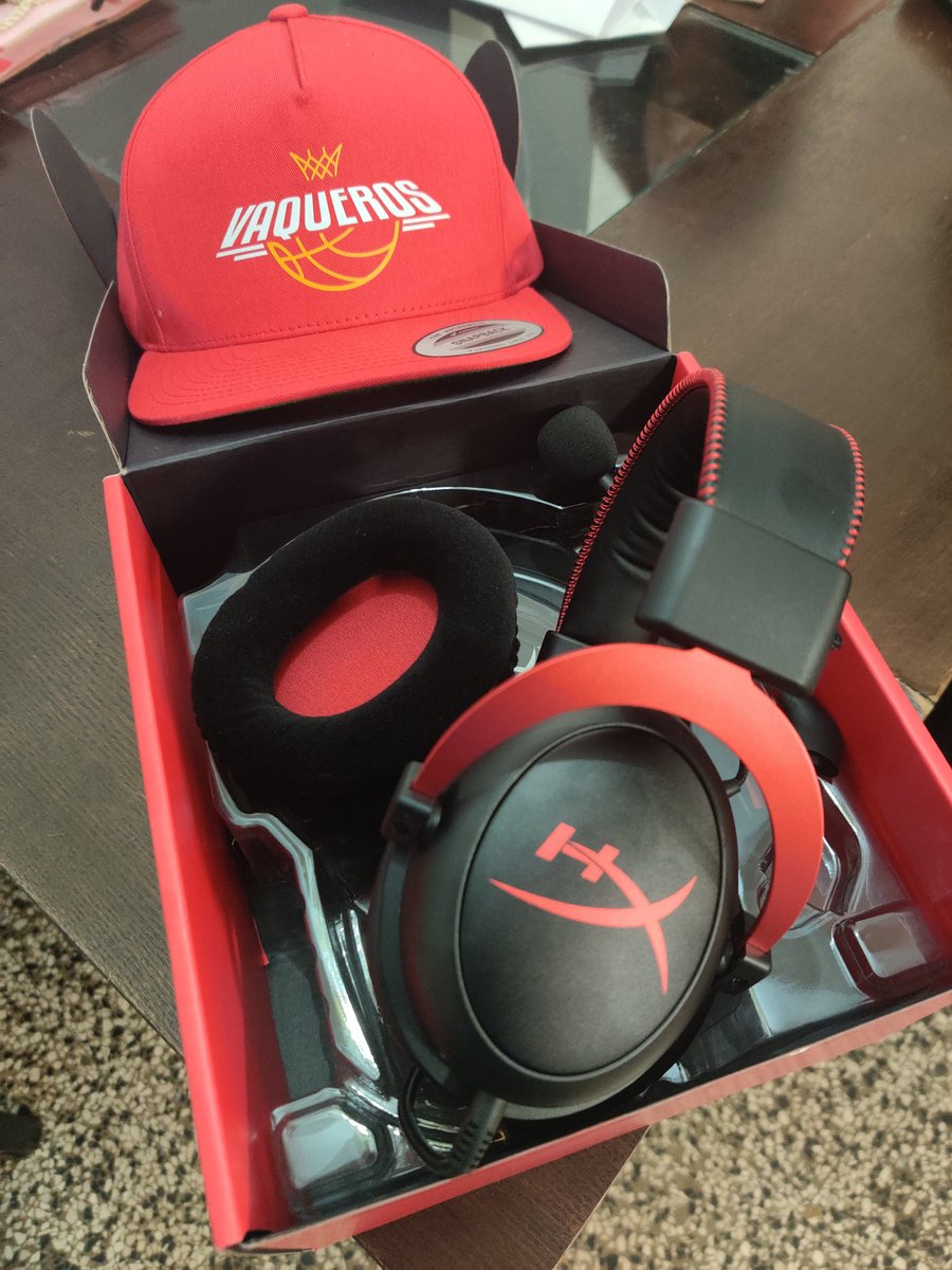 No es todos los dias que el "Predator" <a href="/NiToJr22/">Benito Santiago Jr.</a> te hace un regalo. Gracias por el detale bro! 🤟🏼🔥#predafam