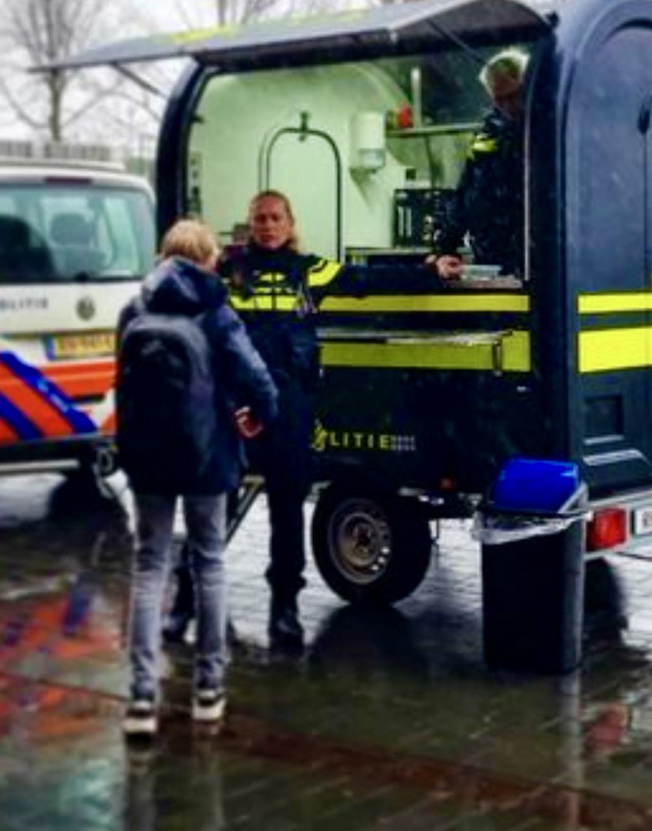 ☕️👮🗓️ Donderdag 2 maart 2023 staan Ambachtse #wijkagenten om 1900 uur met de koffiekar op de #SOPHIAPROMENADE:

“We praten dan graag met de #JEUGD en andere bewoners, bezoekers en iedereen die in is voor een gesprek, vragen heeft of gewoon trek heeft in #koffie… #WELKOM!”