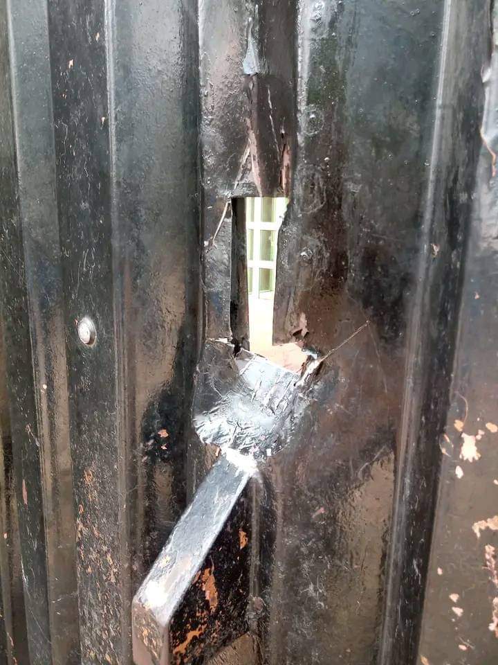 OvaFynMan (@chisom_onyeche) on Twitter photo Heavily armed Police Officers with countless Hilux trucks and Armoured Personnel Carrier BREAK into the Residence of Hon. Chief Ephraim NWUZI (Federal House Of Rep Member)
And FORCEFULLY whisked him away to an unknown destination.
<a href="/ARISEtv/">ARISE NEWS</a>
<a href="/PoliceNG/">Nigeria Police Force</a>
<a href="/nassnigeria/">National Assembly</a>
<a href="/seunokin/">SeunOkin Channels tv</a> Heavily armed Police Officers with countless Hilux trucks and Armoured Personnel Carrier BREAK into the Residence of Hon. Chief Ephraim NWUZI (Federal House Of Rep Member)
And FORCEFULLY whisked him away to an unknown destination.
<a href="/ARISEtv/">ARISE NEWS</a>
<a href="/PoliceNG/">Nigeria Police Force</a>
<a href="/nassnigeria/">National Assembly</a>
<a href="/seunokin/">SeunOkin Channels tv</a>