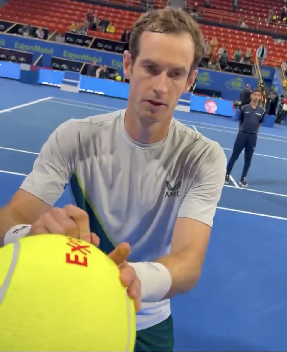 MagicMurrayFans's tweet photo. Of course after a three hour match and at 11.00 pm Andy stayed to sign autographs ❤️ https://t.co/qsdnH8F9Rc