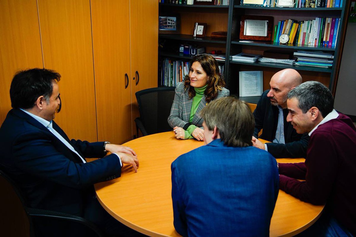 ArrelsMasoBove's tweet photo. Avui ha visitat @ArrelsEsperanca la consellera @LauraVilagra i el tinent d’alcalde @alex_montornes per conèixer l’escola i la tasca que fa @basquetllefia https://t.co/2yQ5JrkENk https://t.co/1pnOEMMISC