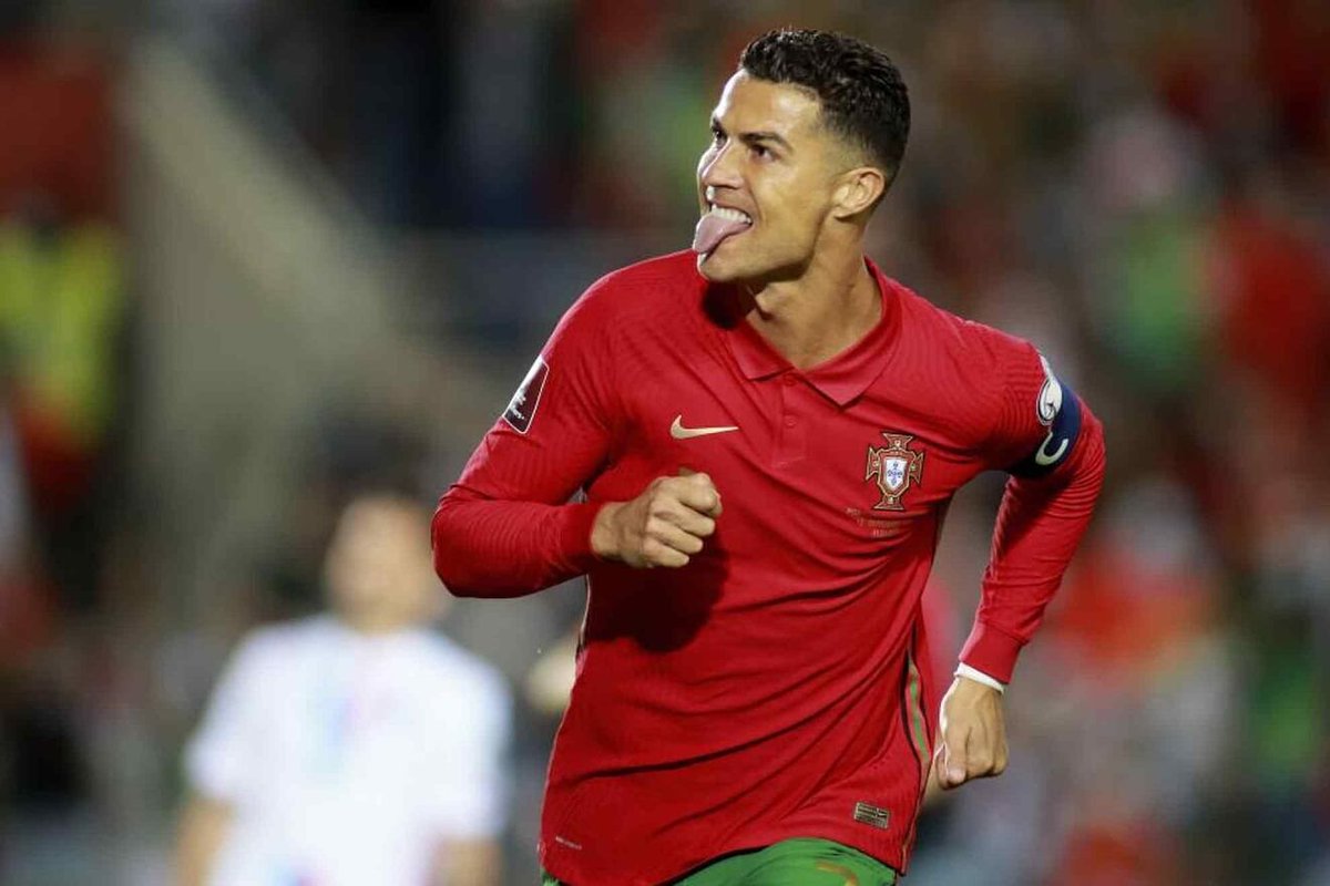 Cr7stianismo_'s tweet photo. Si sabes que Messi ha jugado casi 20 años con árbitros a sueldo, mientras Cristiano los ha tenido en contra. y sigues diciendo que Messi es mejor, lee esto:

"El ignorante ignora la verdad. El que la conoce y se sigue quedando con la mentira no es ignorante, es imbéciI" https://t.co/NrKn2AwnhK