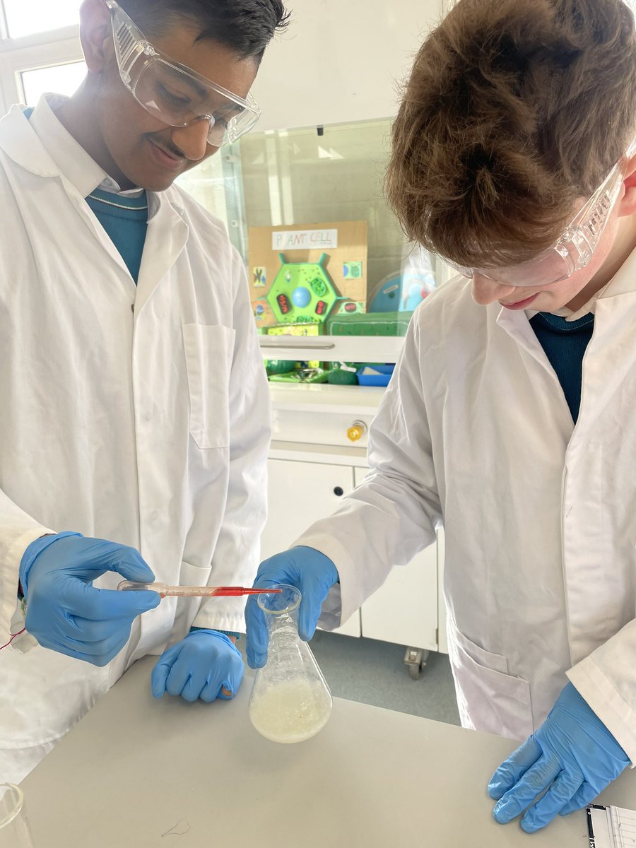 RosComCol's tweet photo. Second year science investigating the most effective indigestion tablet today by carrying out titrations ⚗️🧪🥼🧫@GRETBOfficial @JctScience #CW7 #juniorscience https://t.co/iC8Hql508O