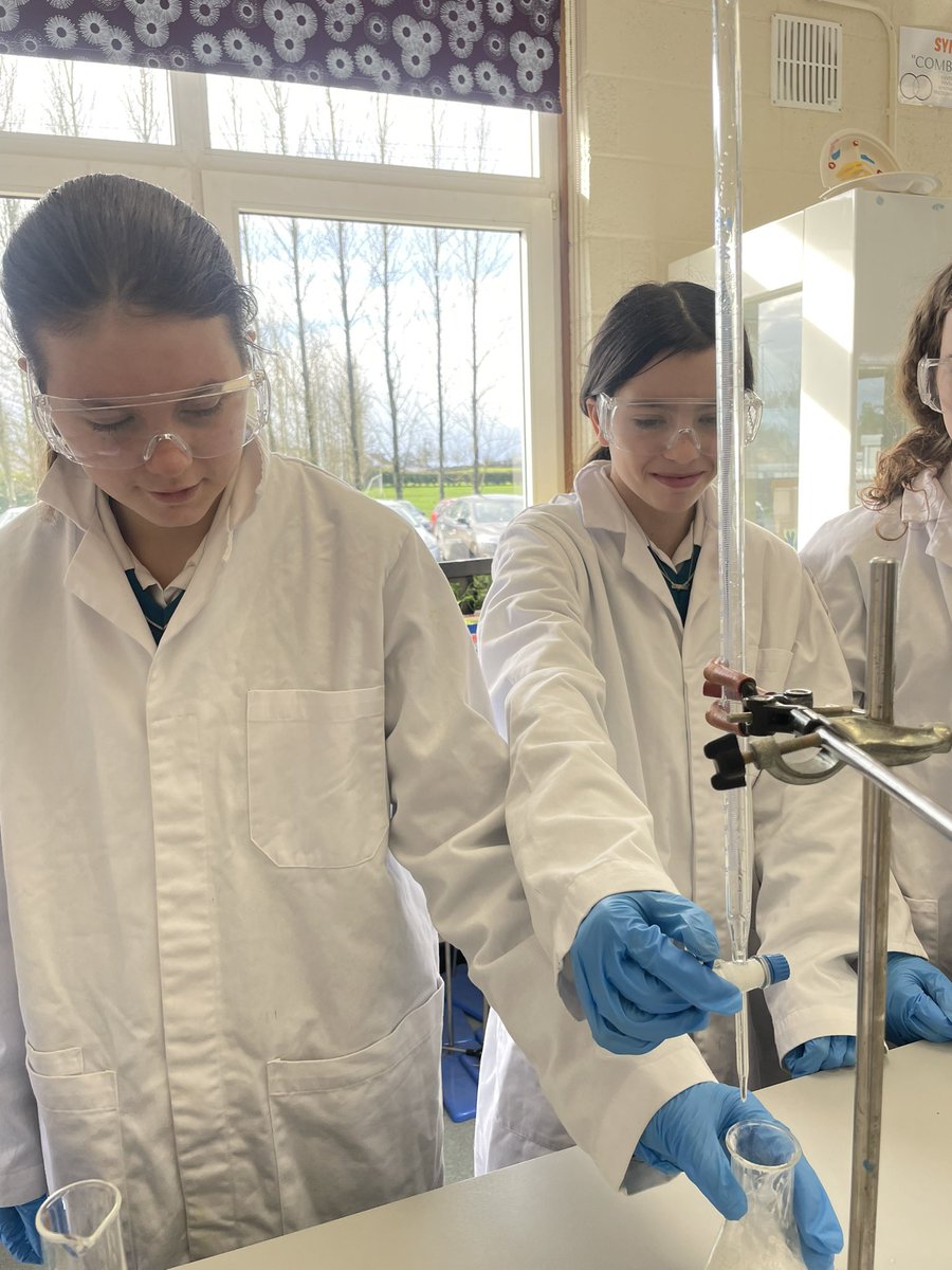 RosComCol's tweet photo. Second year science investigating the most effective indigestion tablet today by carrying out titrations ⚗️🧪🥼🧫@GRETBOfficial @JctScience #CW7 #juniorscience https://t.co/iC8Hql508O