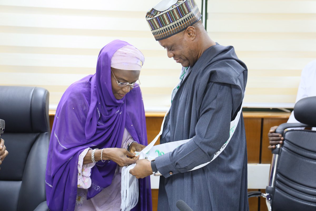 natpopcom's tweet photo. Today, NPC Chairman, Hon. Nasir Isa Kwarra,fnsa received in a courtesy visit the Statistician General of @NBS_Nigeria, @SG_YemiAdeniran and his team at the Commission’s HQ in Abuja.
The visit is to collaborate and support the Commission to conduct a successful 2023 Census. https://t.co/ICdbYVJmW7