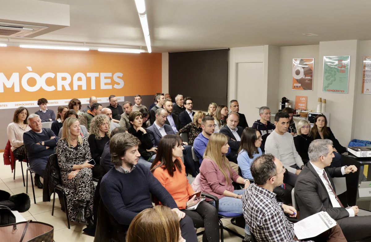 🟠🫶 Candidates i candidats, de la nostra llista nacional i de les territorials, s'han trobat aquest vespre a la seu del partit per seguir perfilant el projecte per a les #EG2023 i per a tota la població d'Andorra🇦🇩

✅Il·lusió, experiència, equilibri i confiança

#Demòcrates