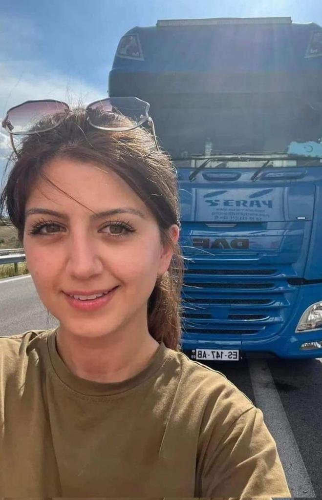onderseren's tweet photo. Fransa'da yaşayan Tır şoförü Gülfem Zengin, tek başına kendi Tırıyla 4 günde 6 ülke geçip, 4.300 kilometre yol yaparak, toplanan yardımları K.Maraş'a ulaştırmış. Bir çok kahraman var tabi de bu yapılan da az iş değil helal olsun https://t.co/8Yvo9LwDQd
