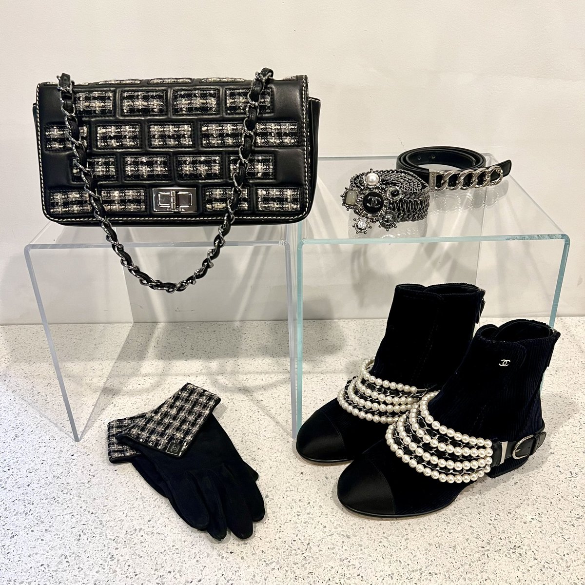 vintagetastebos's tweet image. Don’t miss out on this timeless Chanel tweed handbag with the matching gloves. Pairs perfectly with the Chanel belts and pearl booties! 

Click our website Product page for sizes and prices. 

#mensconsignment #womensconsignnent #bostonconsignment #chanel #chanelshoes