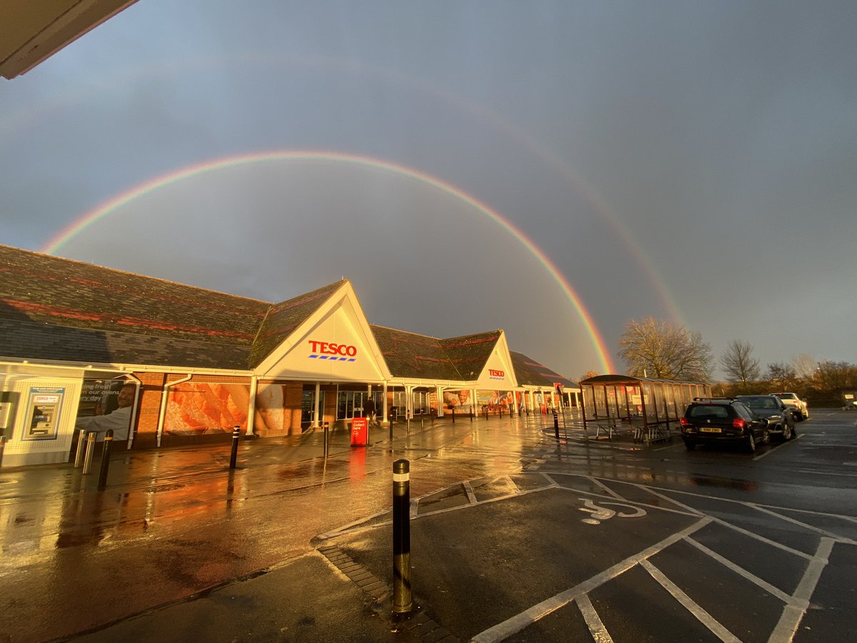 flloyd1e's tweet photo. Lovely rainbow this evening @salisbury @BeckyMantin_ @LucyWeather #rainbow https://t.co/fSxpkRjrwk